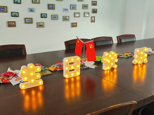 Son şirket blogları hakkında Activity-Candid, çalışanlarıyla doğum günü partisi yapıyor.